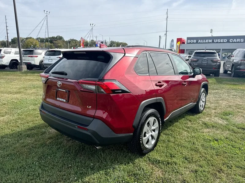2021 Toyota RAV4 LE, photo 13