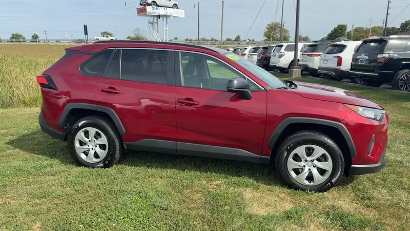 2021 Toyota RAV4 LE, photo 8
