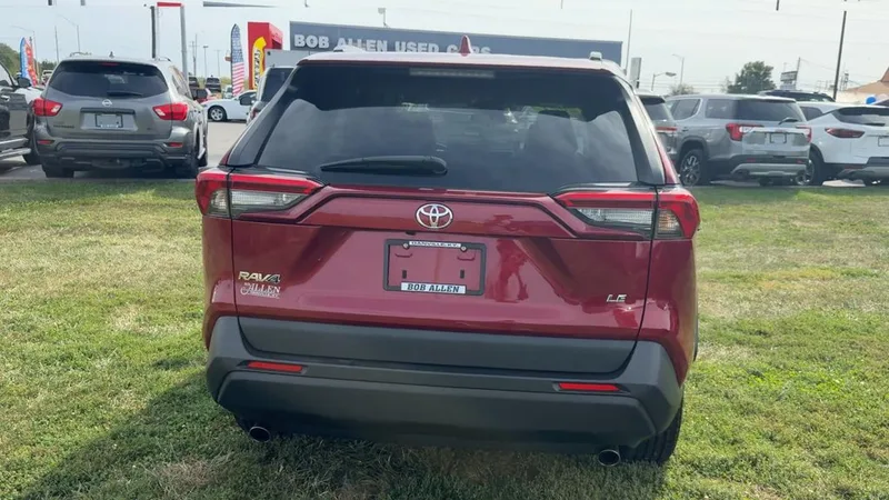 2021 Toyota RAV4 LE, photo 6