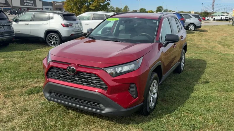 2021 Toyota RAV4 LE, photo 2